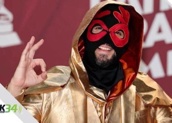 Descubre quien es el misterioso personaje con el signo del Positivismo en la alfombra roja de los Latin Grammy 2024