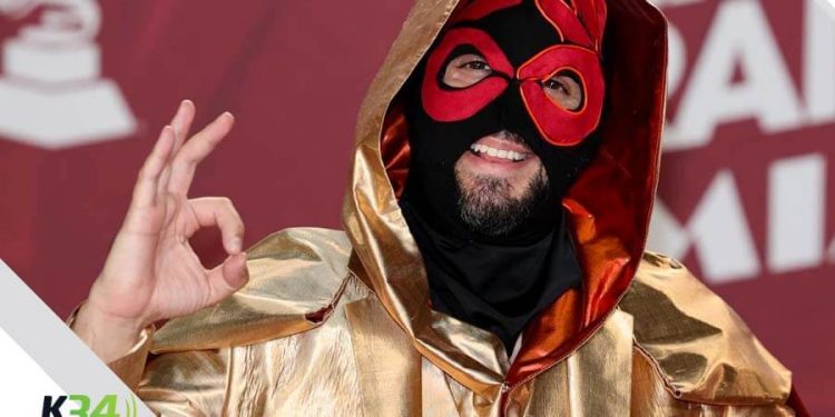 Descubre quien es el misterioso personaje con el signo del Positivismo en la alfombra roja de los Latin Grammy 2024