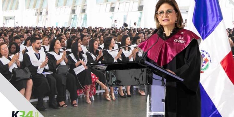 Raquel Peña encabeza investidura de 878 graduados de la UFHEC, destacando su aporte al desarrollo nacional