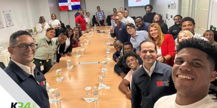 Juan Soto almuerza con colaboradores del Sistema 911