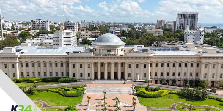“Cantos Cósmicos”, el primer poemario de Bryan Hutchinson