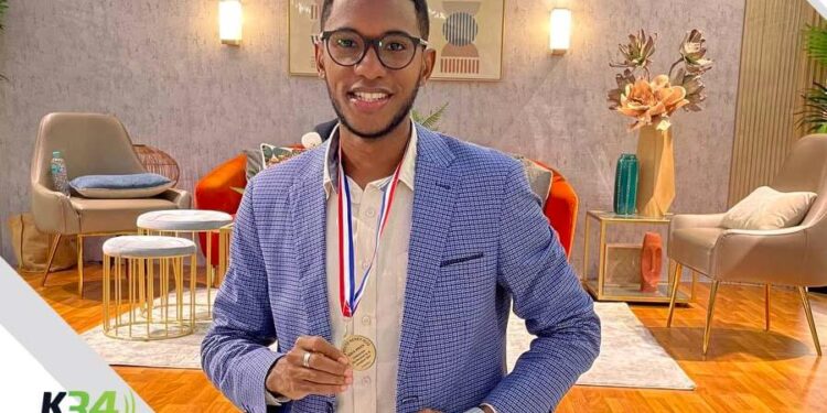 Juan Hughes, Productor de TV, Reconocido en la Gala Joven 2025