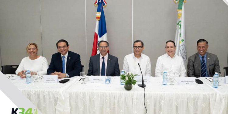 Ministerio de Trabajo y ACIS abordan programas de empleo, reforma laboral y la propuesta de aumento salarial