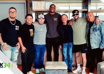 Larry González (Personal Manager), David Daza (General Manager), Michael Cantor (VMG SVP, Business Affairs and Development), Chi Orjiakor (VMG VP, Strategy), Victor Gonzalez (VMG, President of Latin America and Iberia), Nicky Jam (Artist), Armando Rodriguez (VMG SVP/General Manager of Latin U.S.)