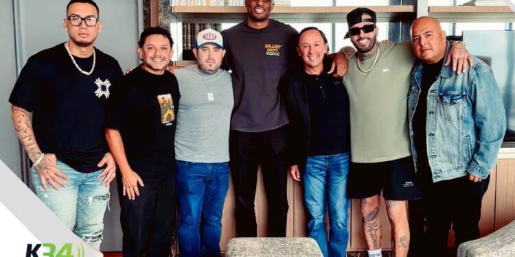 Larry González (Personal Manager), David Daza (General Manager), Michael Cantor (VMG SVP, Business Affairs and Development), Chi Orjiakor (VMG VP, Strategy), Victor Gonzalez (VMG, President of Latin America and Iberia), Nicky Jam (Artist), Armando Rodriguez (VMG SVP/General Manager of Latin U.S.)