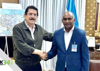 Manuel Zelaya recibe al senador Julito Fulcar en la Casa Presidencial de Honduras