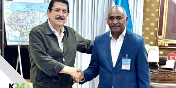 Manuel Zelaya recibe al senador Julito Fulcar en la Casa Presidencial de Honduras