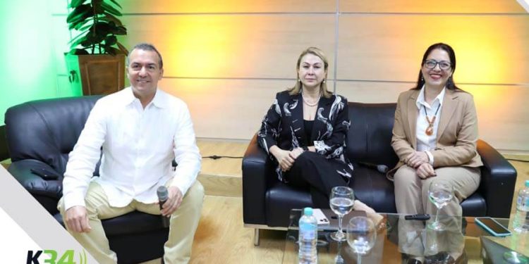 Académicos Colombianos Imparten Conferencia sobre Emprendimiento en COOPNAMA