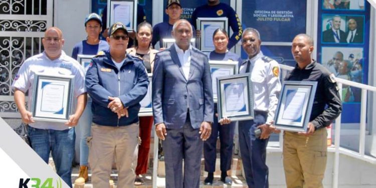 Julito Fulcar reconoce a héroes de Peravia que respondieron a la tragedia del Jet Set