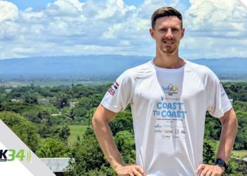 Británico Callum Bates recauda fondos caminando de Santo Domingo a Puerto Plata para fortalecer la educación