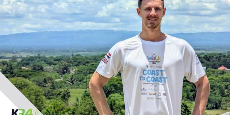 Británico Callum Bates recauda fondos caminando de Santo Domingo a Puerto Plata para fortalecer la educación