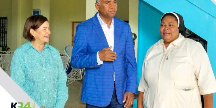 Senador Julito Fulcar y Gobernadora Ángela Yadira Báez entregan fondos a Hogar de Niñas Hijas de la Altagracia