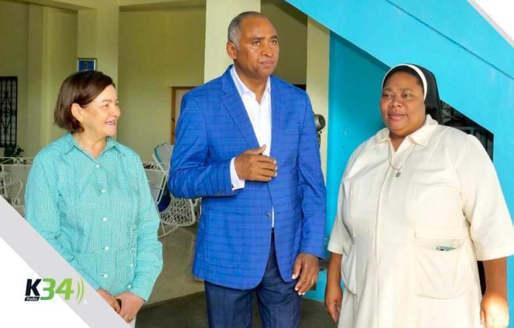 Senador Julito Fulcar y Gobernadora Ángela Yadira Báez entregan fondos a Hogar de Niñas Hijas de la Altagracia