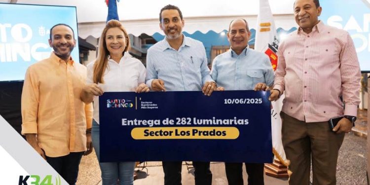 Carolina entrega 282 luminarias led instaladas para mayor seguridad en Los Prados