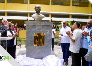 Develan busto de Francisco Gregorio Billini en liceo de Baní