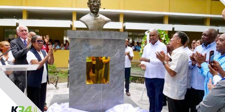 Develan busto de Francisco Gregorio Billini en liceo de Baní