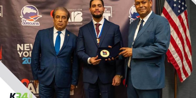 Alexander “El Hijo del Pueblo” Rodríguez recibe el Premio Lider Latinoamericano 2025 en NY