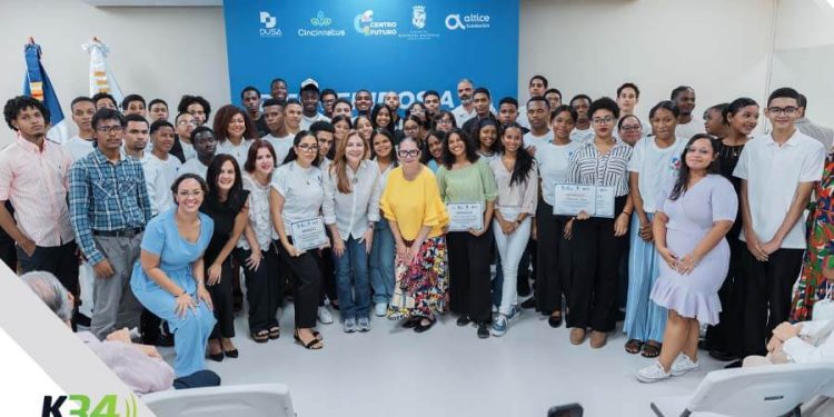 Centro Futuro gradúa 112 jóvenes en IA y E-sports