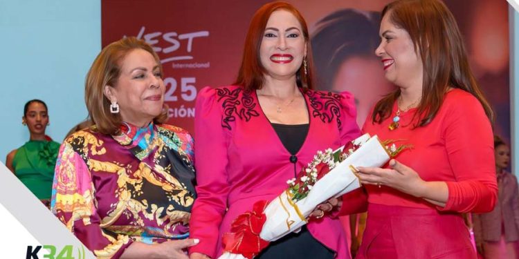 Milly Quezada es coronada Reina del Festival de la Belleza