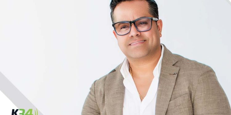 Miguel Petit debuta como autor con “Entre acordes y estrategias”