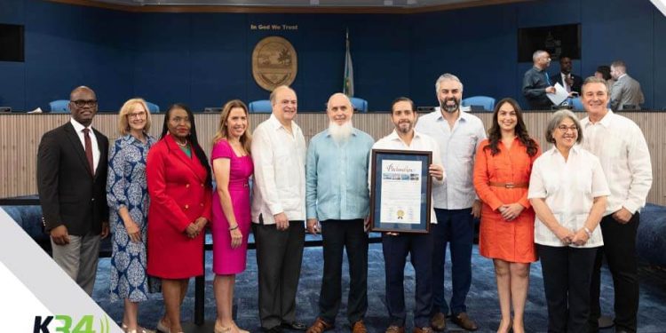 Reconocen a la marca dominicana Hippólito en Miami con el Día de la Guayabera