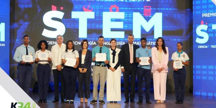 500 estudiantes reciben becas del INDOTEL en premiación STEM