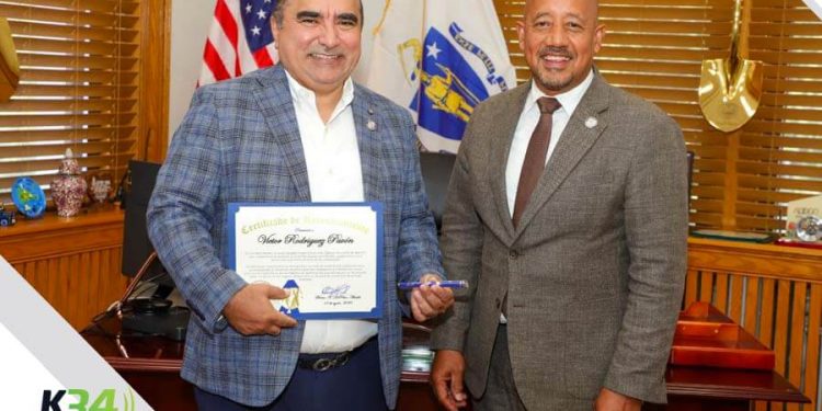 Alcalde de Lawrence otorga reconocimiento y pins de distinción a Víctor Pavón