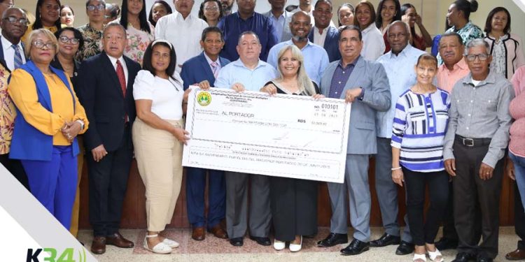 COOPNAMA entrega premios por el día del Maestro