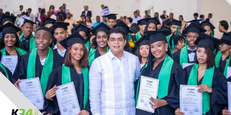 Fellito Suberví encabeza graduación de 35 nuevos bachilleres técnicos del Liceo CAASD