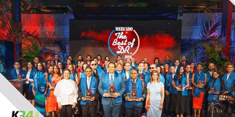 Intendente del Cuerpo de Bomberos del DN recibe premio The Best of The Best de Revista Mercado