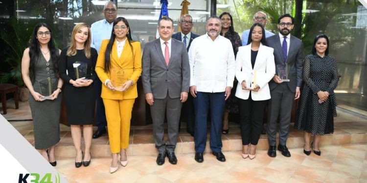 JCE-IESPEC ponen en circulación “Compendio de Ensayos en Materia Electoral y del Estado Civil”