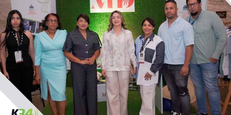 Presentan "Vestigio”, la nueva colección de la línea textil Cayena con accesorios de Manos Dominicanas