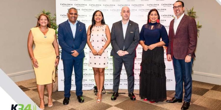 Presentan 2da. Versión Exposición Colectiva de Pintores Dominicanos Arte con Propósito en el Centro Cultural del INDOTEL