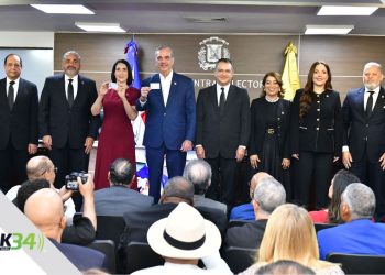 JCE entrega primera cédula de identidad y electoral en nuevo formato al presidente Abinader y la primera dama
