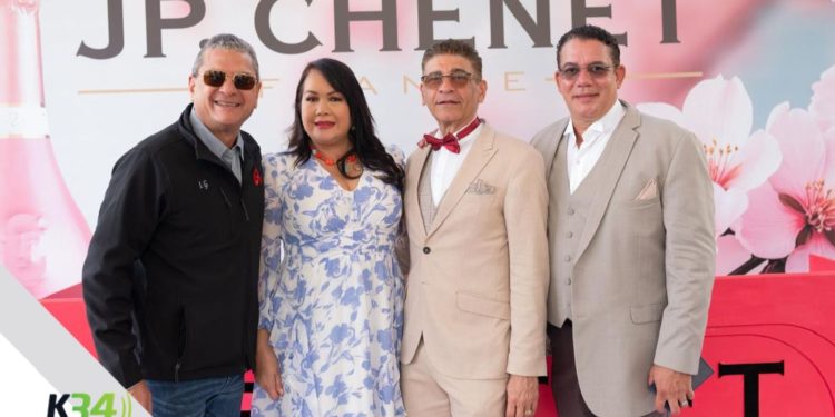 Grabo Estilo brilló en el Festival del Cerezo con su desfile de Uniformes Empresariales Velilla by Grabo Estilo