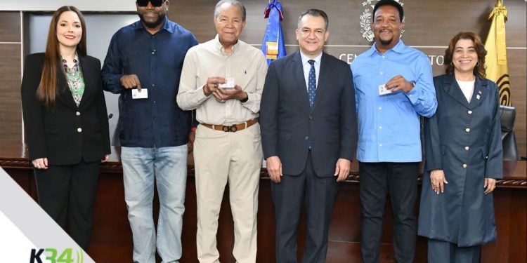 JCE entrega nueva cédula a personas con discapacidad y a miembros del Salón de la Fama de Cooperstown