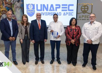 UNAPEC reconoce al director del COE por su liderazgo en educación para la gestión del riesgo
