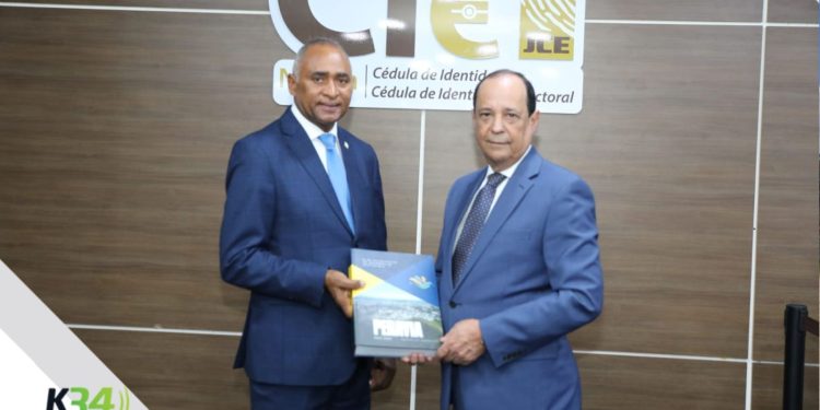 Senador Julito Fulcar entrega ejemplar del Plan Estratégico de Desarrollo Sostenible de Peravia a jueces del pleno de la JCE