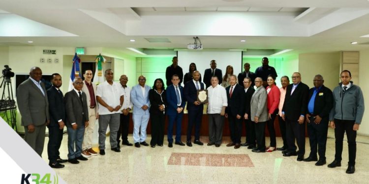 Gobierno Central entrega cuatro camiones succionadores de los más modernos de América para servicio de la CAASD