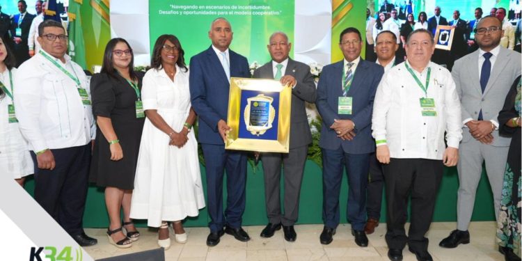 150 cooperativas de seis países reconocen la trayectoria del senador Julito Fulcar como líder del cooperativismo dominicano e internacional