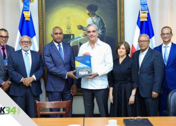 Presidente Luís Abinader se reúne con el Senador Julito Fulcar y el Comité Gestor del Plan Estratégico de Peravia 2025-2055