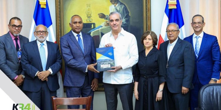 Presidente Luís Abinader se reúne con el Senador Julito Fulcar y el Comité Gestor del Plan Estratégico de Peravia 2025-2055