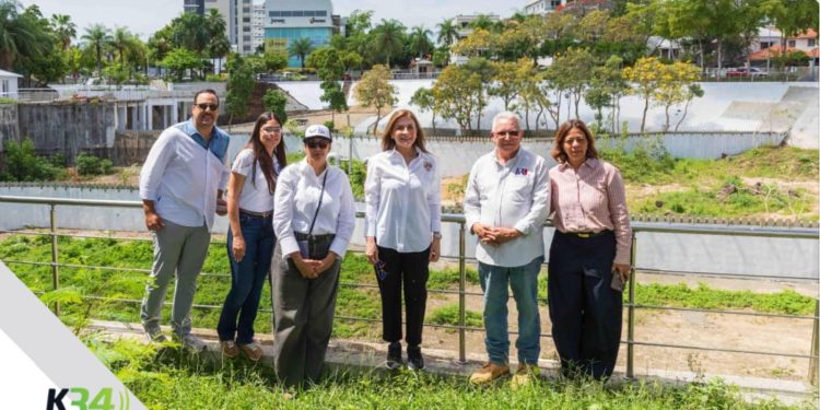 Carolina supervisa avances en remodelación del parque Núñez de Cáceres 