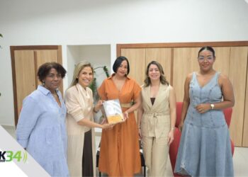 Karina Sainz Borgo destaca la literatura como memoria y resistencia en conversatorio en Santo Domingo