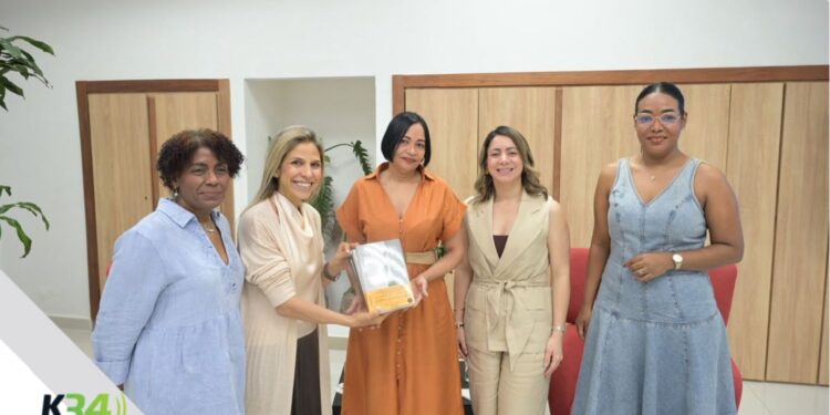 Karina Sainz Borgo destaca la literatura como memoria y resistencia en conversatorio en Santo Domingo