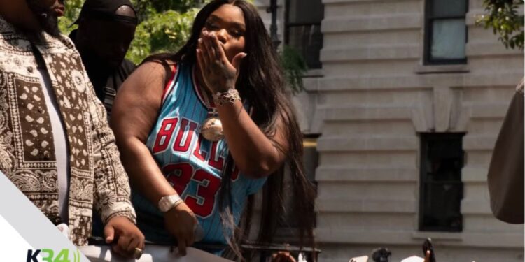 La Biggie desata la euforia en la Parada Dominicana del Bronx y celebra con orgullo sus raíces dominicanas