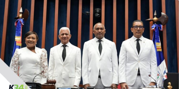 Julito Fulcar asume la Vicepresidencia del Senado y coloca a Peravia en la dirección de la Cámara Alta