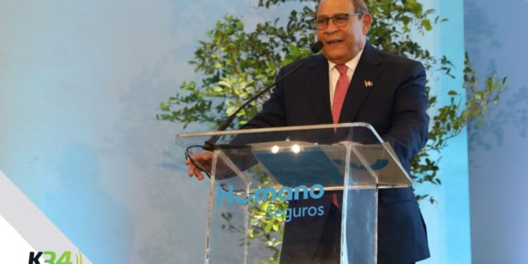 Santos Badía llama a empresas a financiar becas: “La mejor inversión que se puede hacer en RD es la educación”