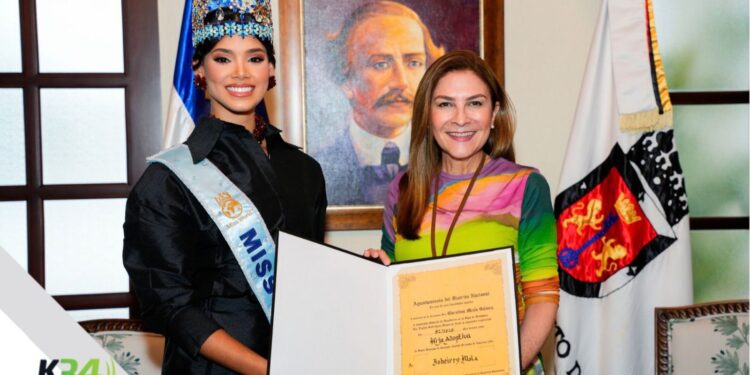 Carolina Mejía reconoce como hija adoptiva de Santo Domingo a Joheirry Mola, Miss Mundo 2026