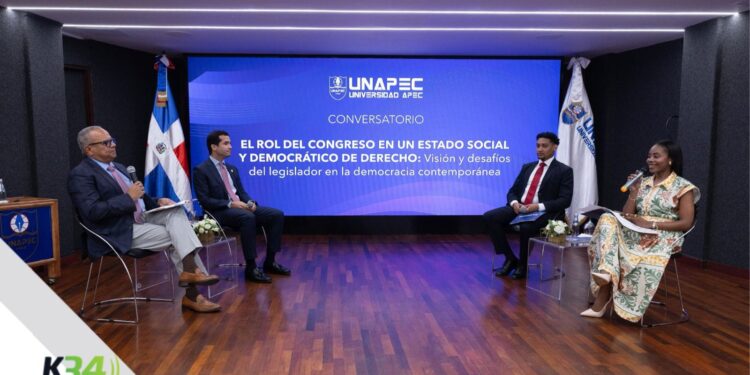 Omar Fernández solicita mayor fiscalización y equilibrio en el Congreso durante conferencia en Unapec